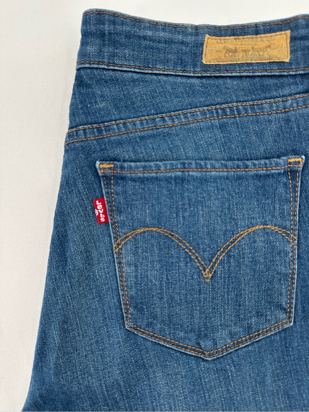 Levi’s Women’s Mid Rise Bootcut Jeans Medium Wash Size 8M